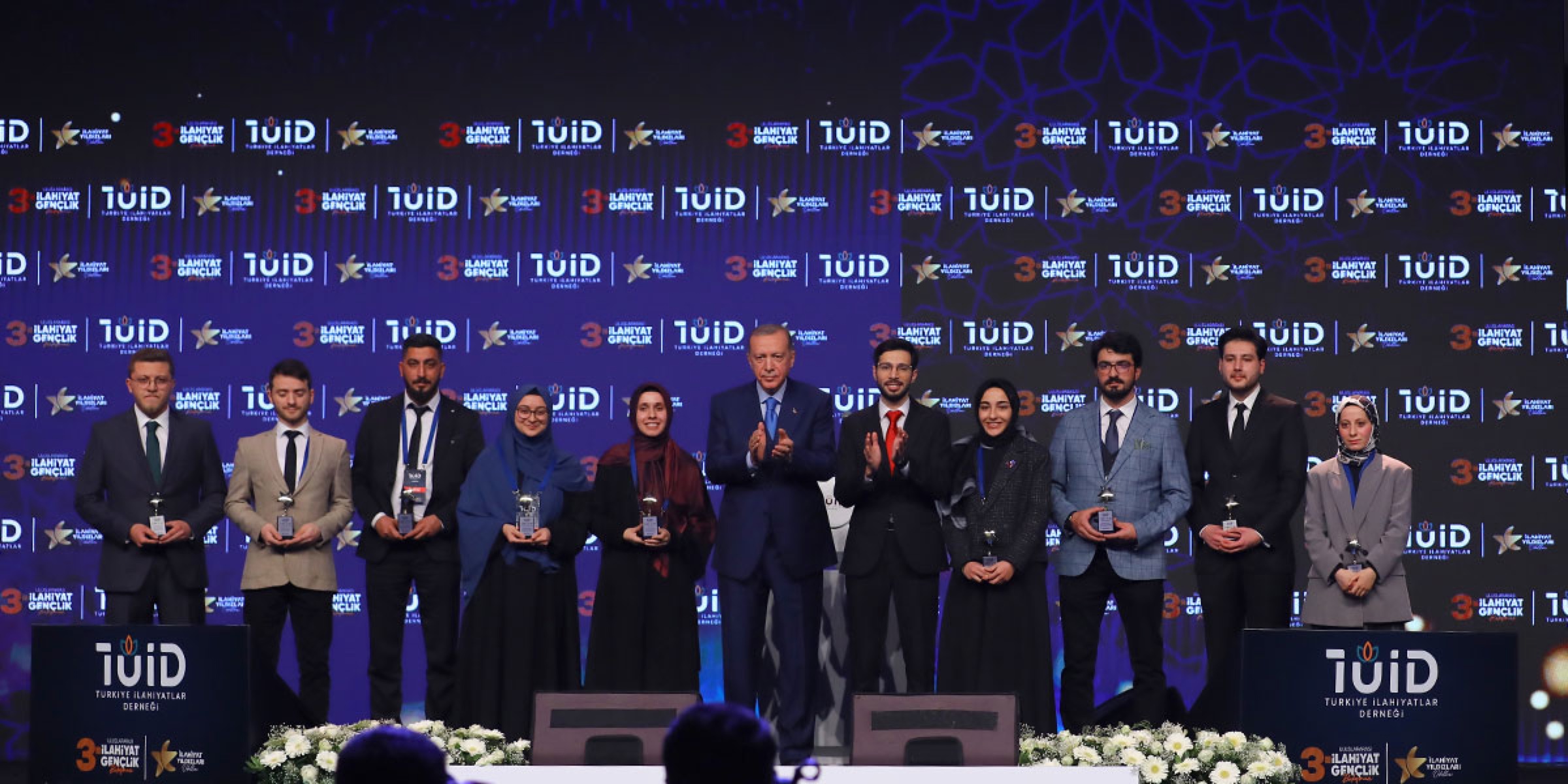 TÜİD gençlik buluşmasından sahne görünümü